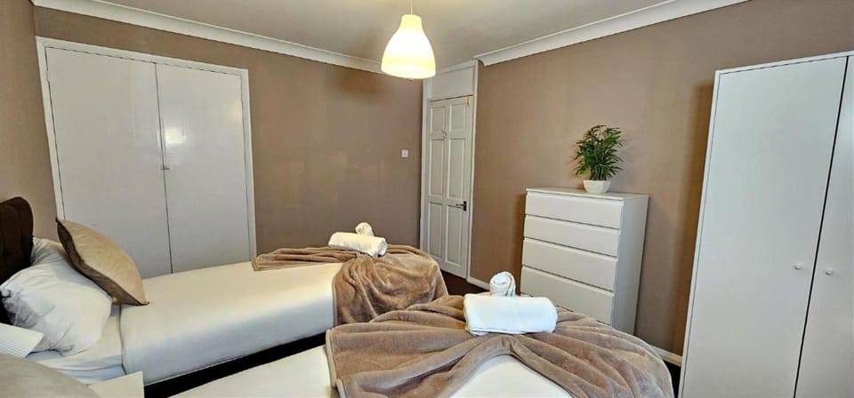 Bed, Photo of the whole room, Bedroom, internet, towels