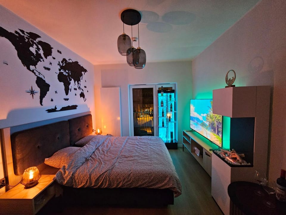Bed, TV and multimedia, Photo of the whole room, Bedroom
