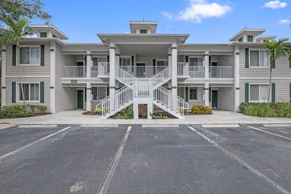 Luxurious Golf Condo W/ Resort Pool and Amenities! Villa in Lely Resort