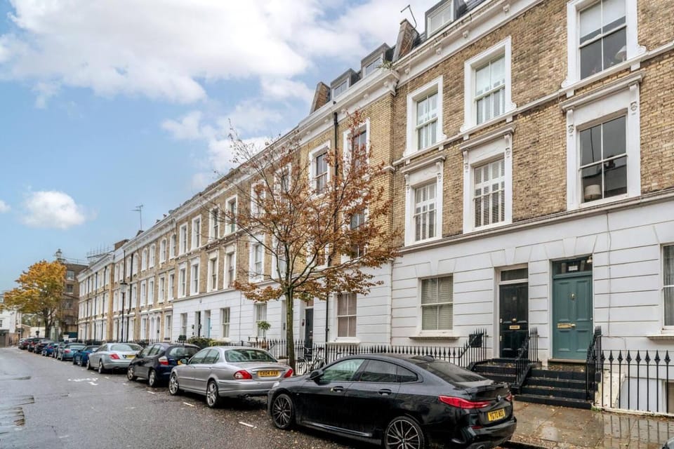 Luxury Niru Living in Kensington Apartment in City of Westminster