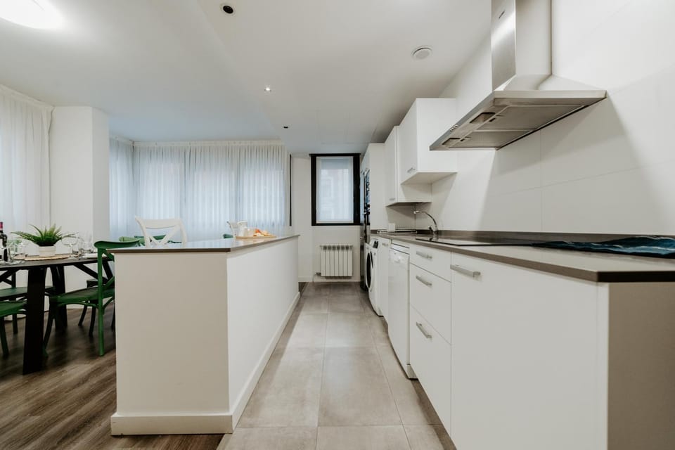 Kitchen or kitchenette, Dining area, dishwasher, minibar, pet friendly, stove