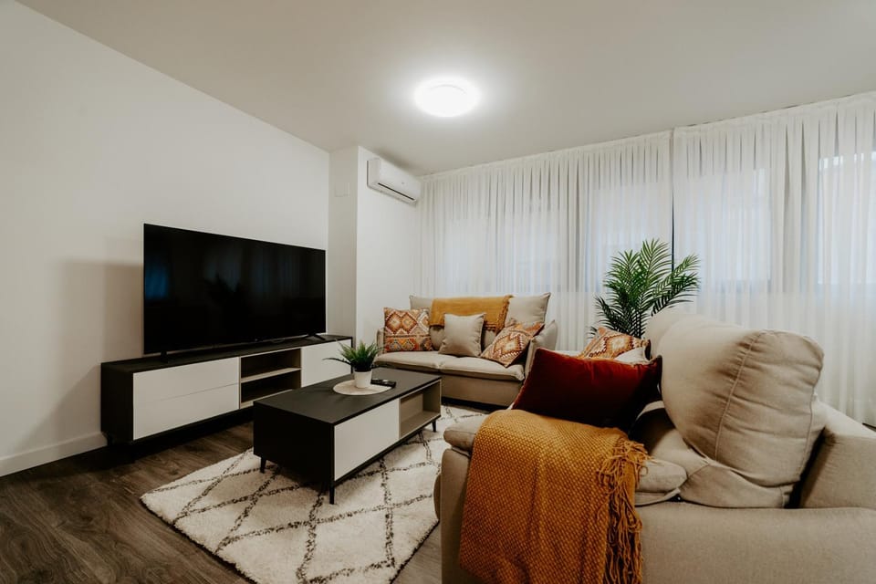 TV and multimedia, Living room, Seating area, air conditioner