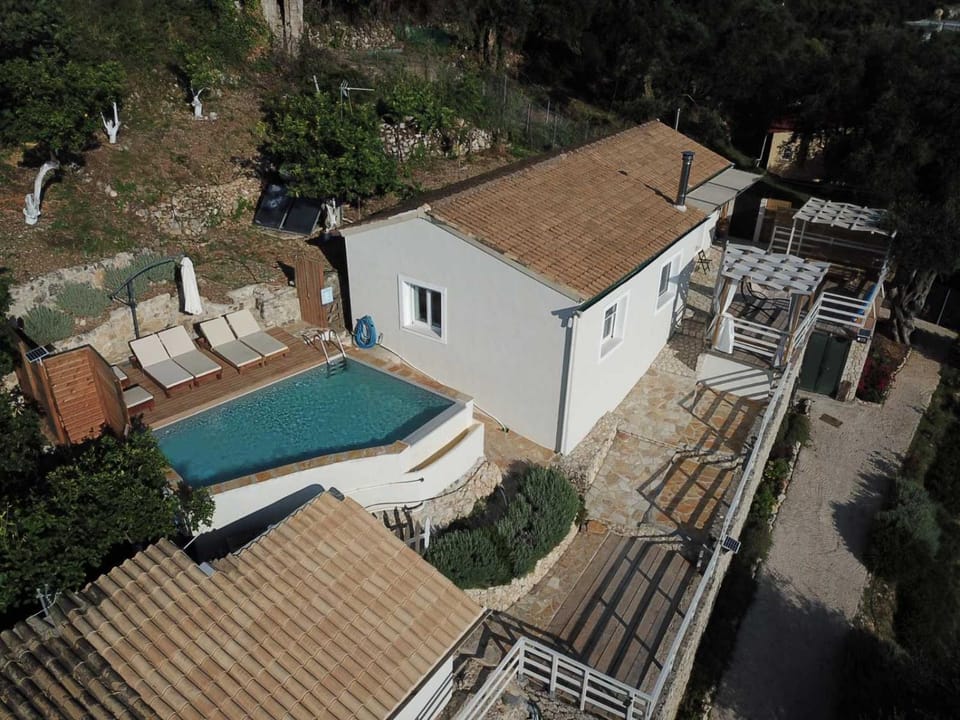 Property building, Day, Pool view, Swimming pool