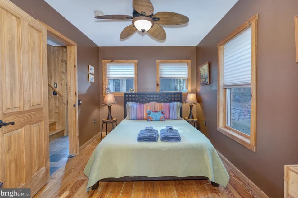 Cabin in Lost City WV with Hot Tub and Pet Friendly Cabin in Shenandoah Valley