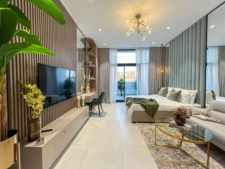 Bright New Studio with Pool & Gym Access, 5 min from Gardens Metro Apartment in Dubai