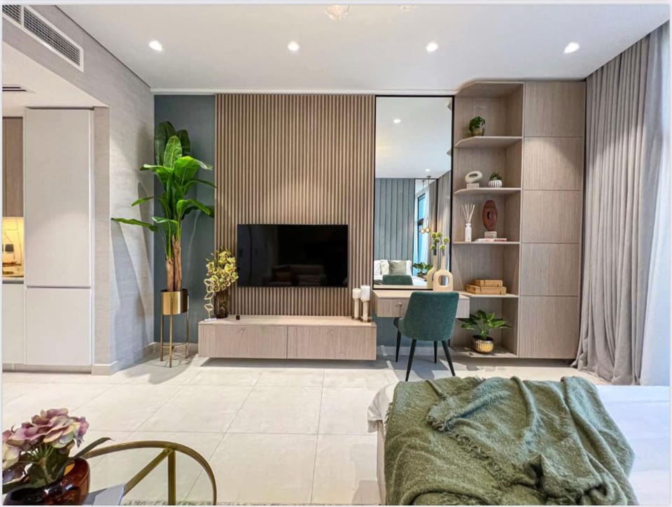 Bright New Studio with Pool & Gym Access, 5 min from Gardens Metro Apartment in Dubai