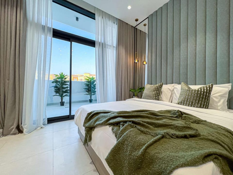 Bright New Studio with Pool & Gym Access, 5 min from Gardens Metro Apartment in Dubai