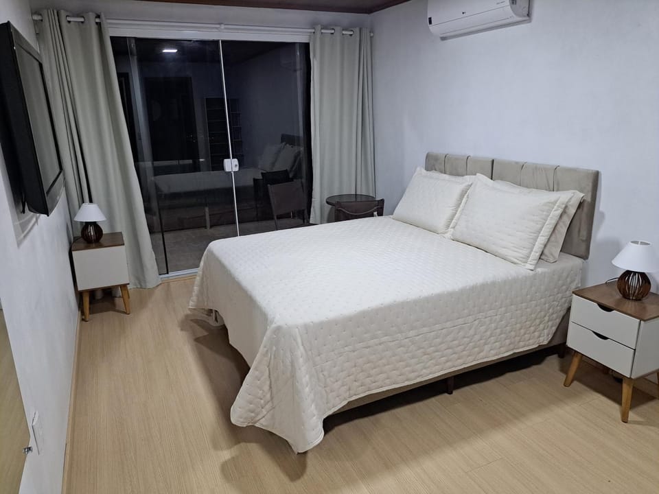 Bed, TV and multimedia, Living room, Photo of the whole room, Seating area, Bedroom, towels, air conditioner