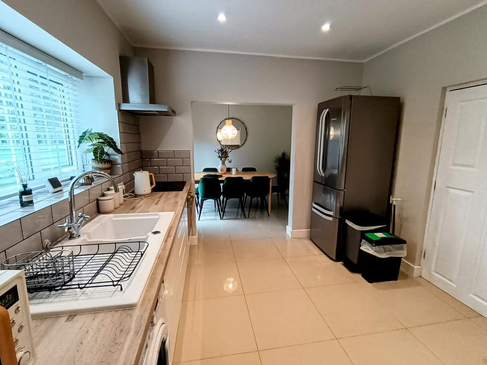 Kitchen or kitchenette, dishwasher