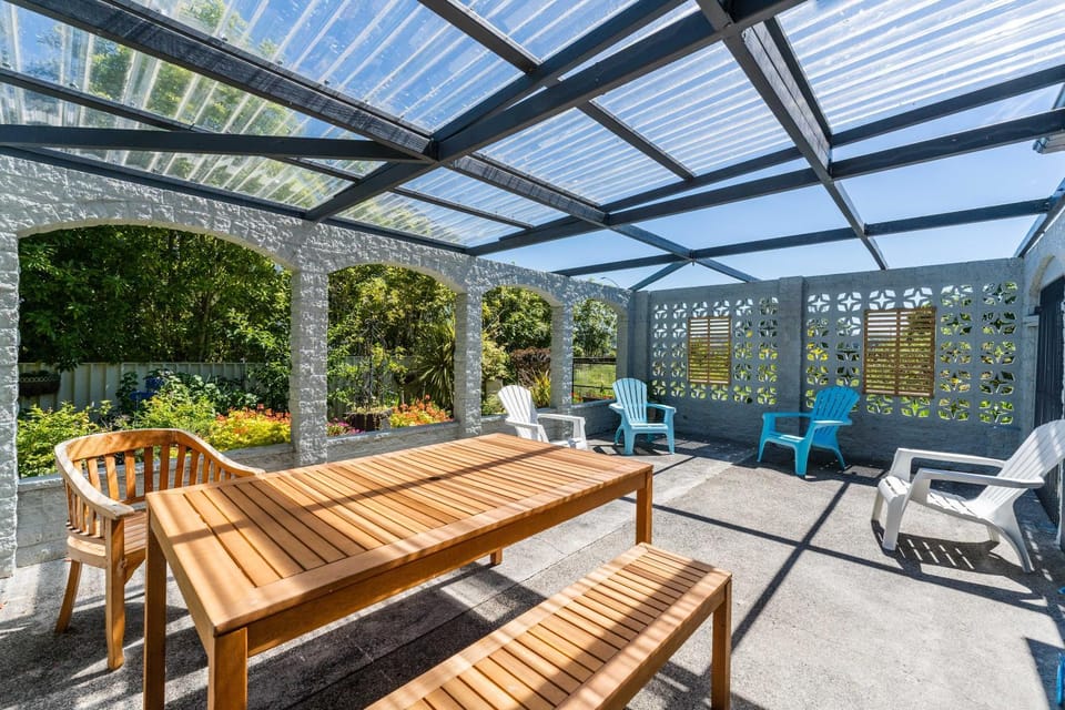 Seating area, Dining area, Garden view