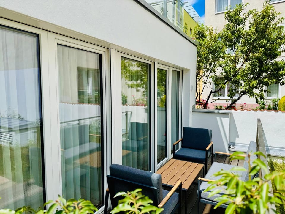 Property building, Spring, Day, Garden, View (from property/room), Balcony/Terrace, Living room, Seating area, Garden view