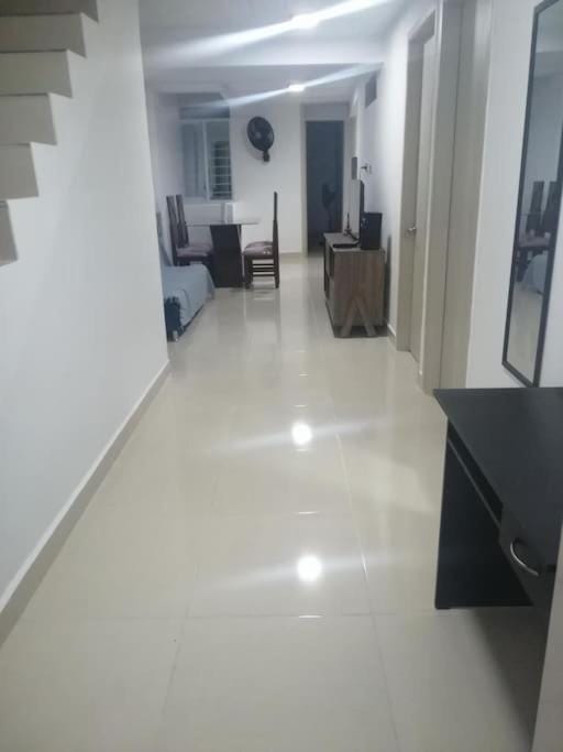 ALQUILO''APARTAMENTO COMPLETO con ZONA PRIVADA SOCIAL BARBECUE BBQ'' para FAMILIAS-3 HABITACION-2 duchas Apartment in Cali