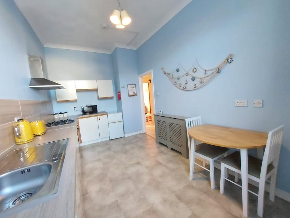 Kitchen or kitchenette, Dining area, minibar, pet friendly, stove