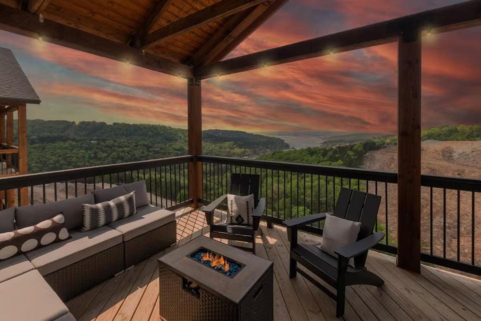 View (from property/room), Seating area, Lake view