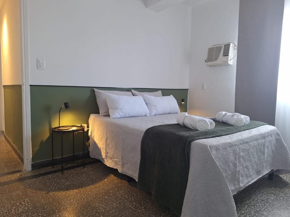 Bed, TV and multimedia, Photo of the whole room, Bedroom, towels, air conditioner