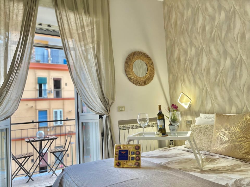 Bed, Balcony/Terrace, Food and drinks, Photo of the whole room, Bedroom
