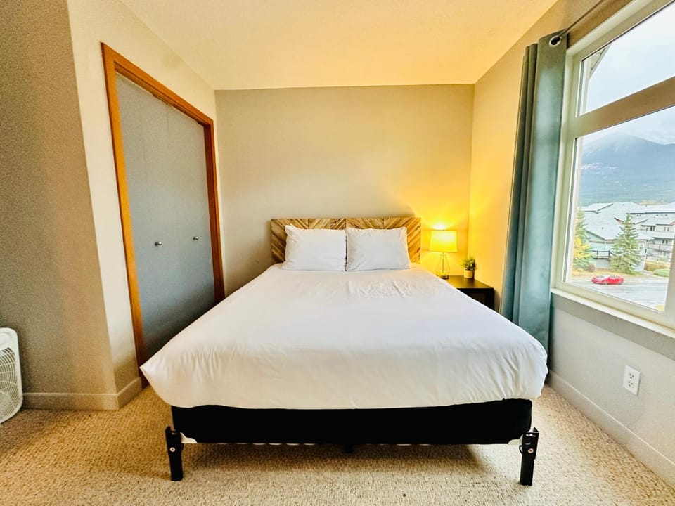 W400 Mountain Surround Top Floor Canmore Vacation Apartment in Canmore