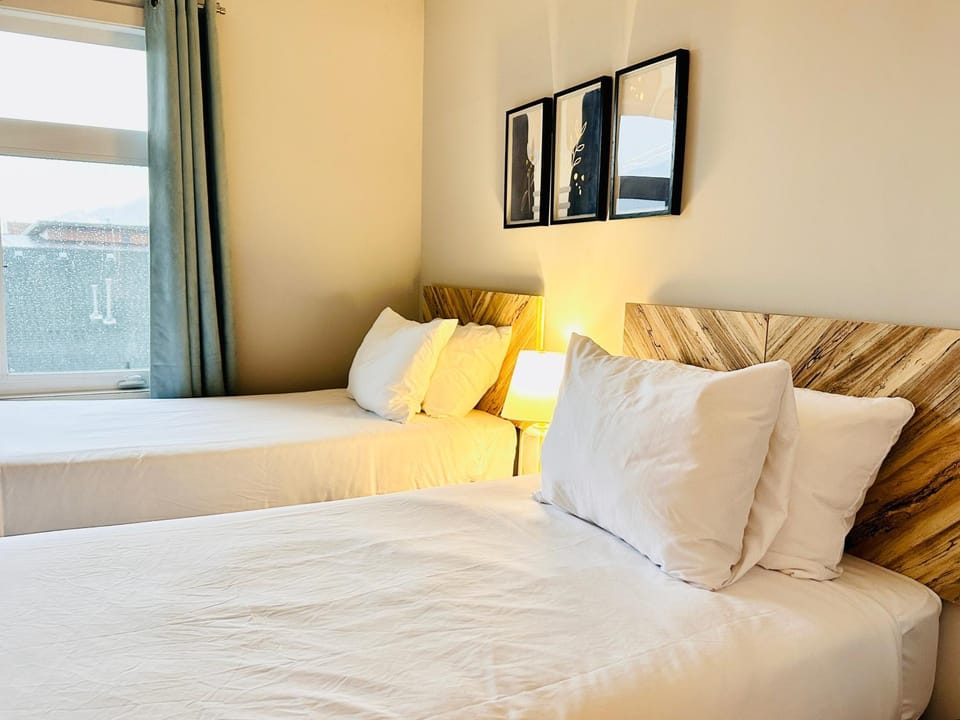 W400 Mountain Surround Top Floor Canmore Vacation Apartment in Canmore
