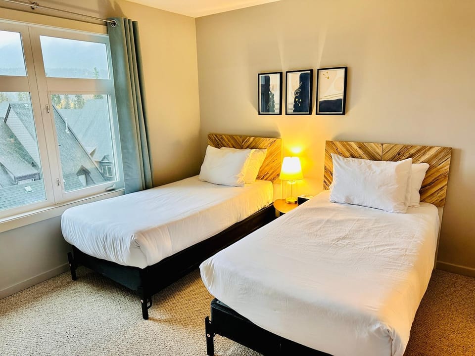 W400 Mountain Surround Top Floor Canmore Vacation Apartment in Canmore