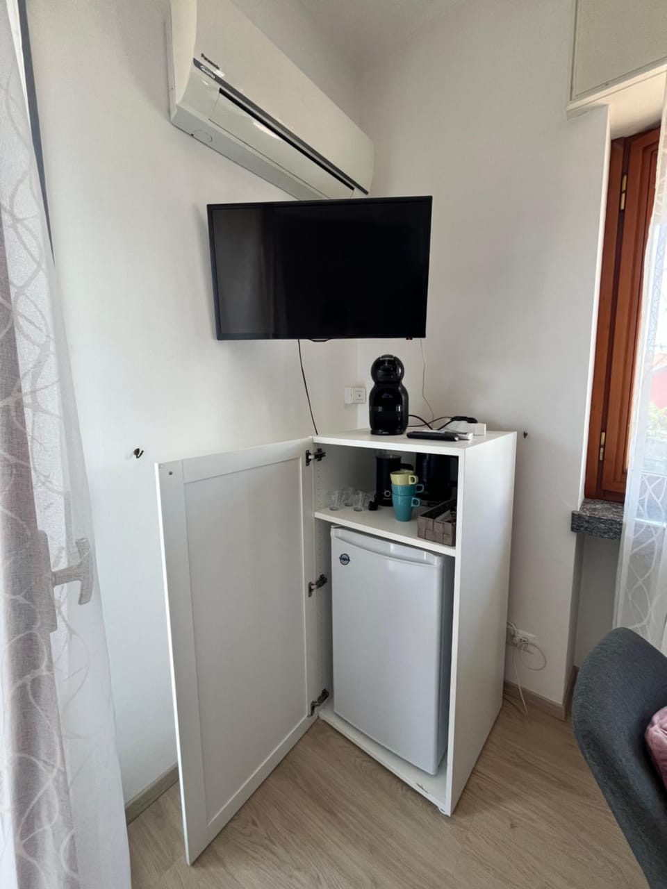 Bella Vita Guesthouse -parcheggio privato interno Bed and Breakfast in Arona