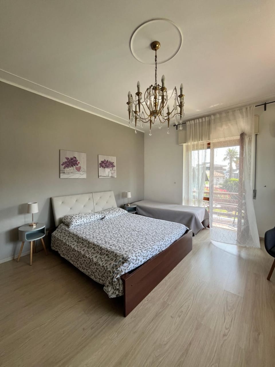 Bella Vita Guesthouse -parcheggio privato interno Bed and Breakfast in Arona