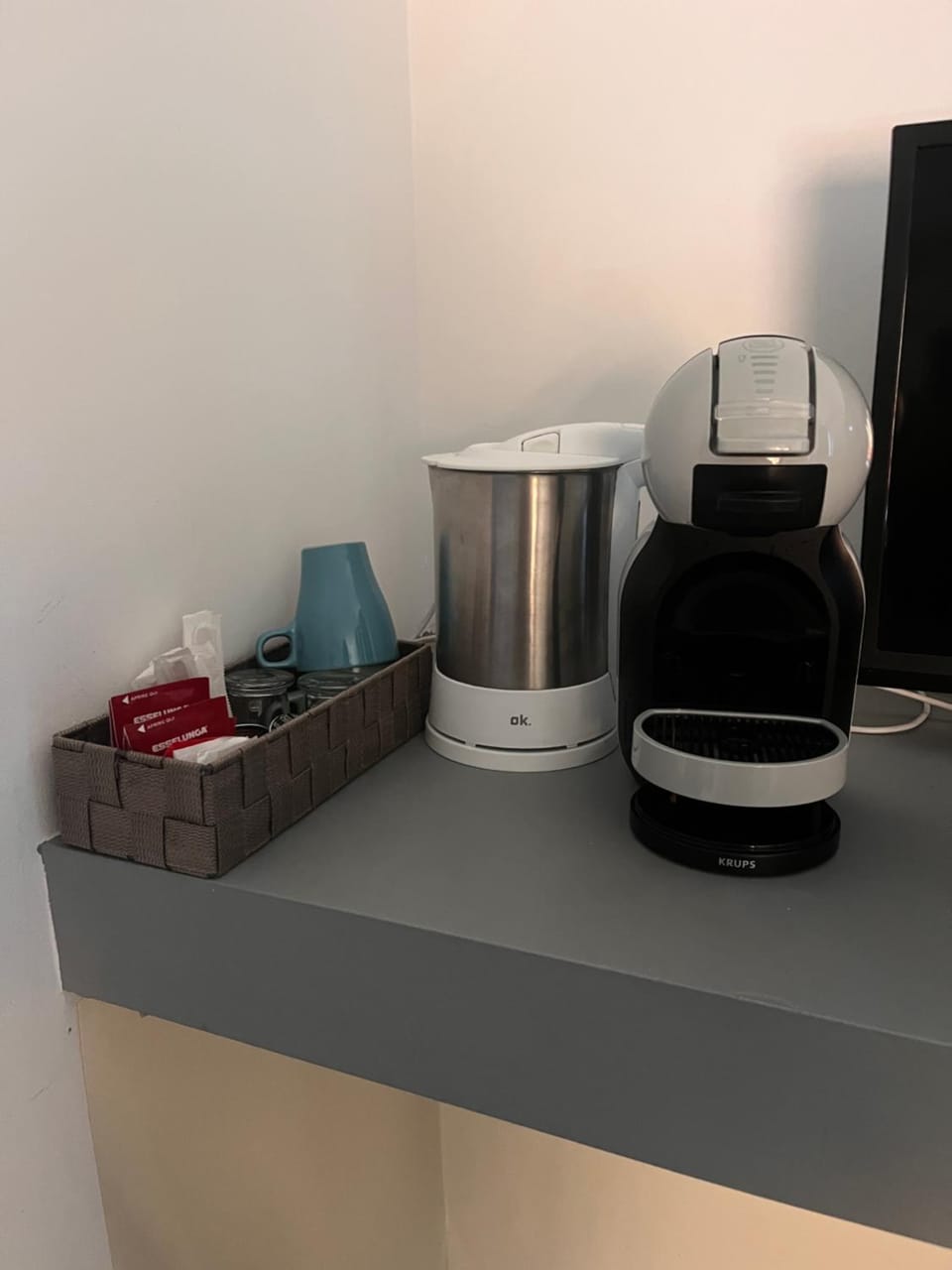 Bella Vita Guesthouse -parcheggio privato interno Bed and Breakfast in Arona