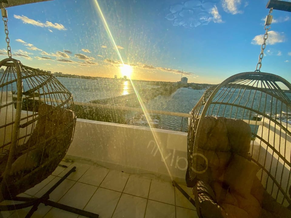 Panoramic luxurious waterfront one bedroom apartment with Miami skyline view Free parking 5min drive to Miami Beach Apartment in North Bay Village