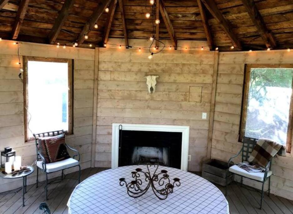 Bloomingdale Honeymoon Cabin w/Mountain/Barn Views Cabin in Shenandoah Valley