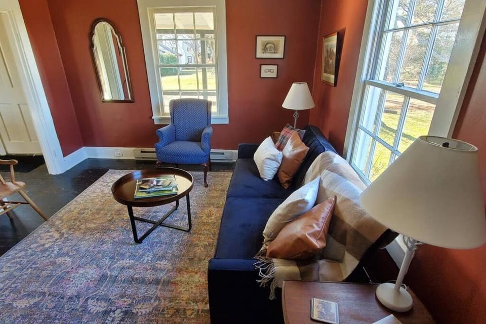 Bloomingdale Honeymoon Cabin w/Mountain/Barn Views Cabin in Shenandoah Valley