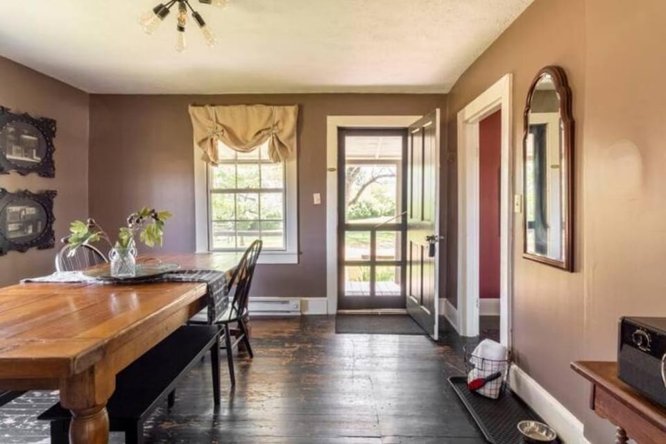 Bloomingdale Honeymoon Cabin w/Mountain/Barn Views Cabin in Shenandoah Valley