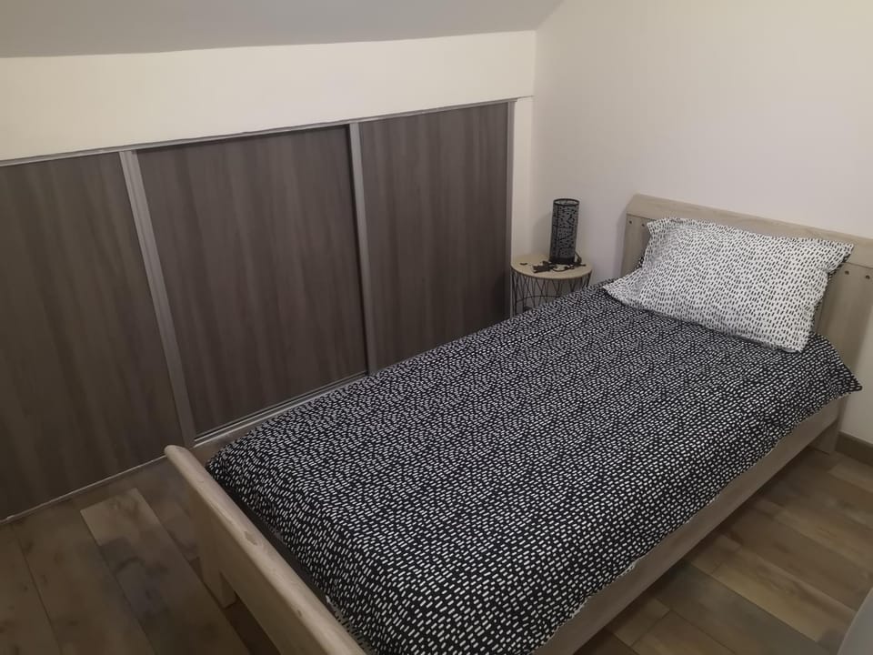 Bed, Photo of the whole room, Bedroom, wardrobe