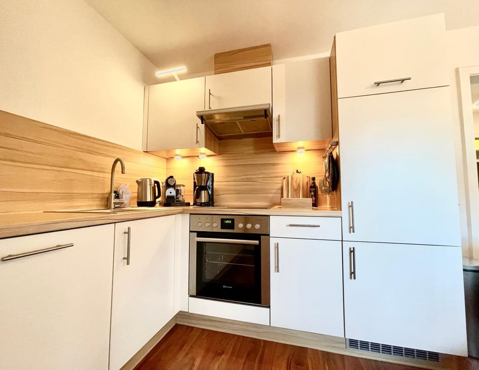 Coffee/tea facilities, Kitchen or kitchenette, dishwasher, stove