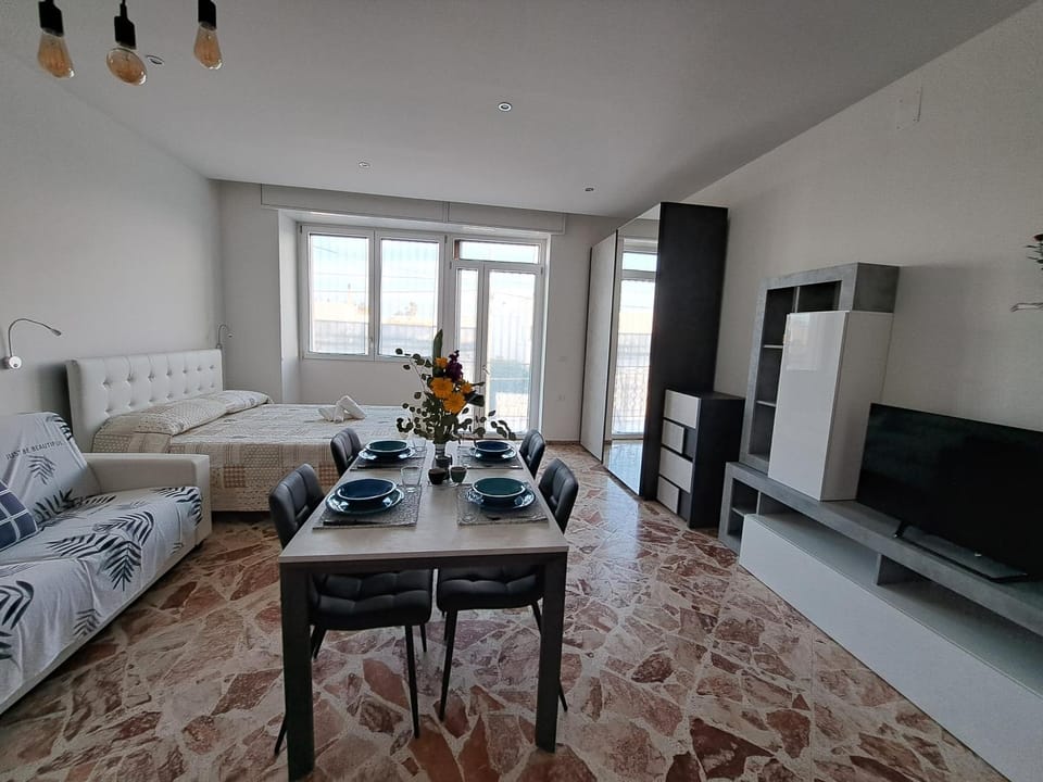 Bed, TV and multimedia, Kitchen or kitchenette, Living room, Photo of the whole room, Seating area, Dining area, Evening entertainment, Bedroom