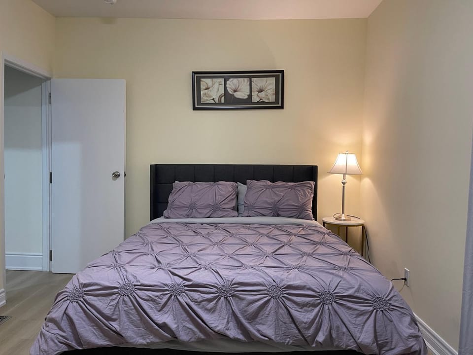 Two-bedroom Suite with King Bed-4 Minutes to The Falls House in Niagara Falls