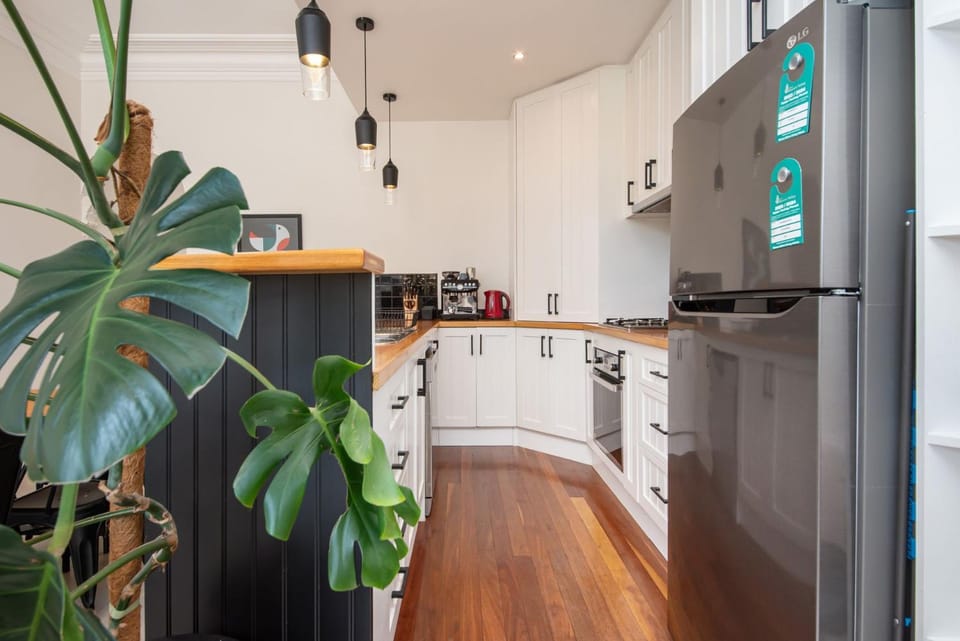 Coffee/tea facilities, dishwasher, oven, kitchen