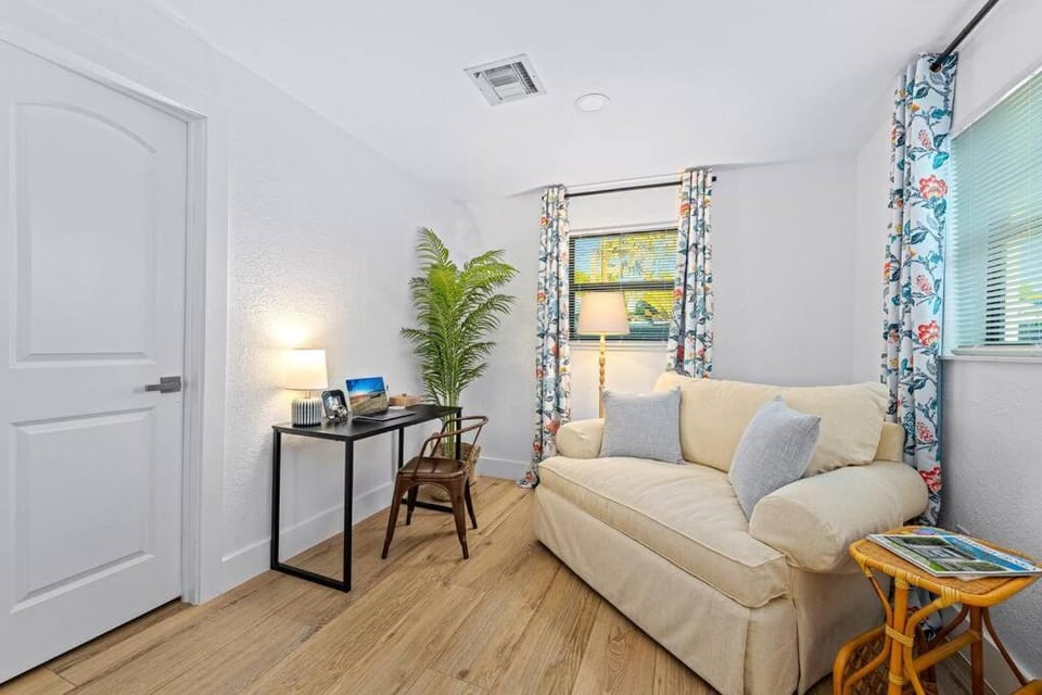 Tropical Jungle Pool House in West Palm minutes from the beach, downtown, & PBI! House in West Palm Beach