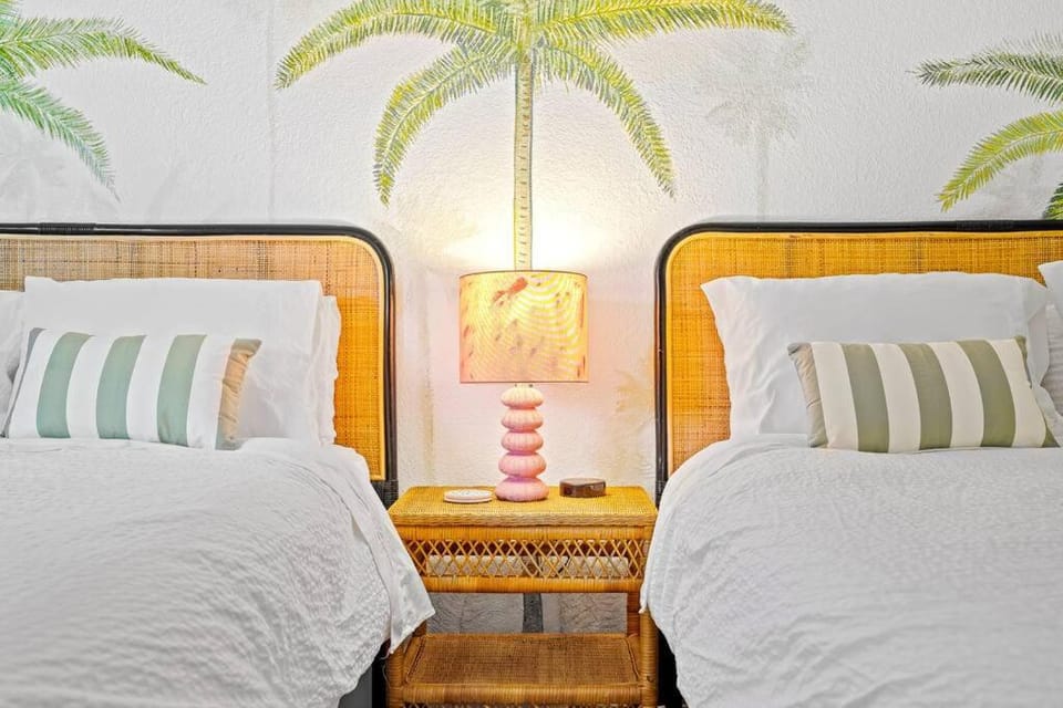 Tropical Jungle Pool House in West Palm minutes from the beach, downtown, & PBI! House in West Palm Beach