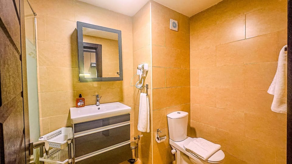 Shower, bidet, towels