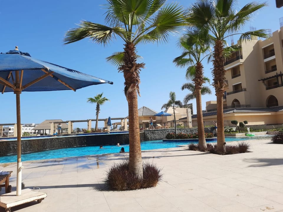 Swimming pool, sunbed