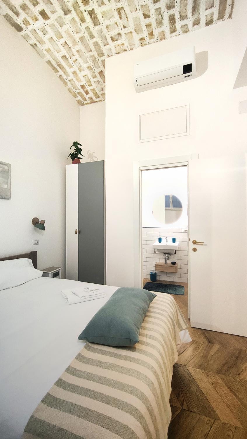 Bed, Bathroom, Photo of the whole room, Bedroom, air conditioner