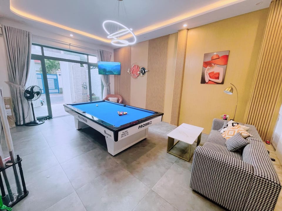Bed, Billiard, Billiard, Living room, Photo of the whole room, Seating area, Bedroom