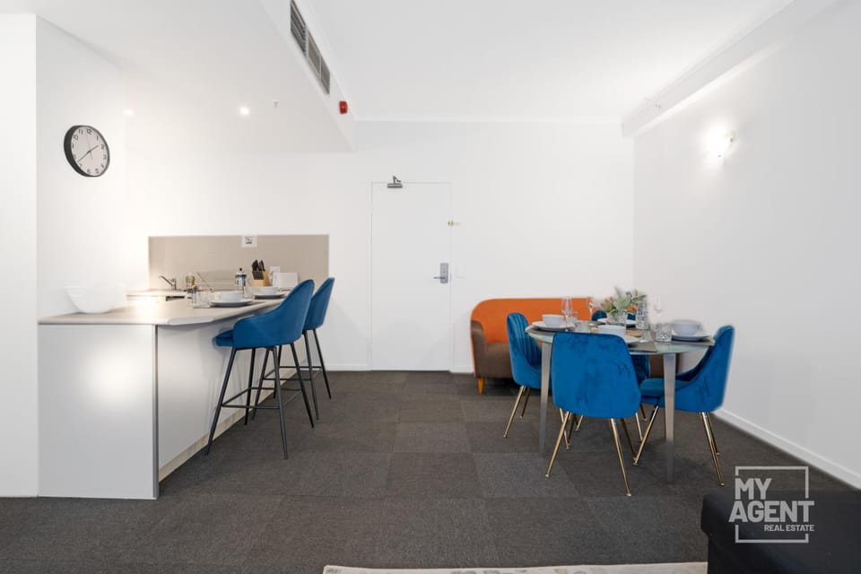 Kitchen or kitchenette, Seating area, Dining area