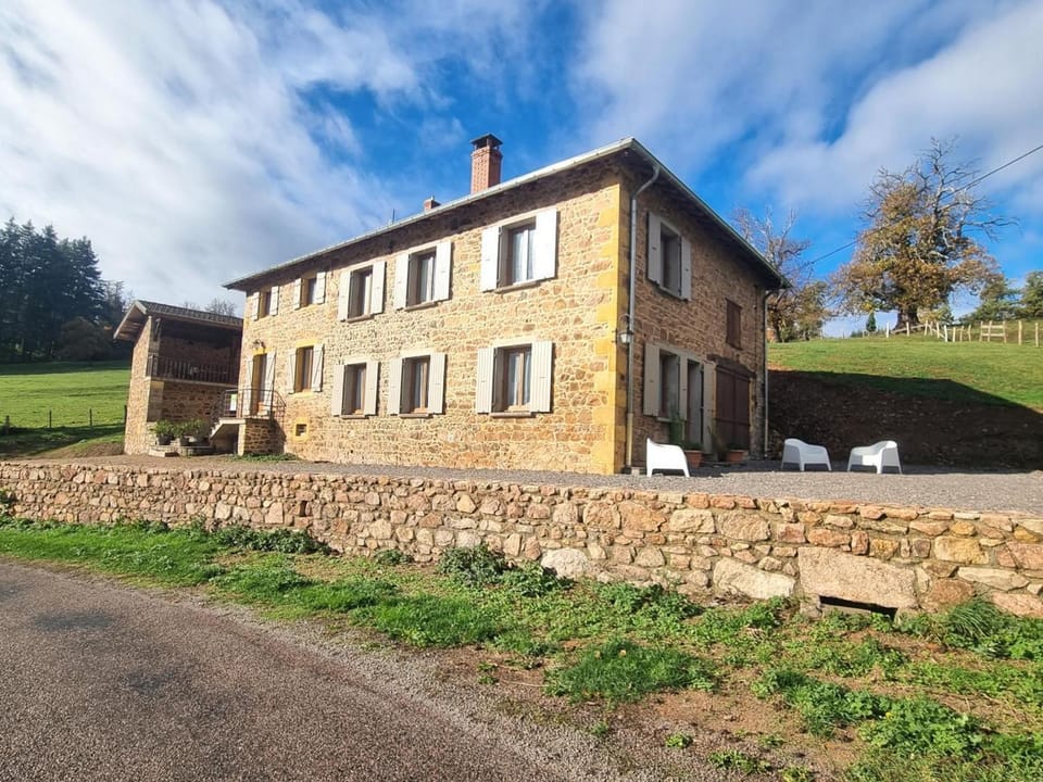 Gîte rénové cosy avec jardin et animaux admis - FR-1-496-306 House in Auvergne-Rhône-Alpes