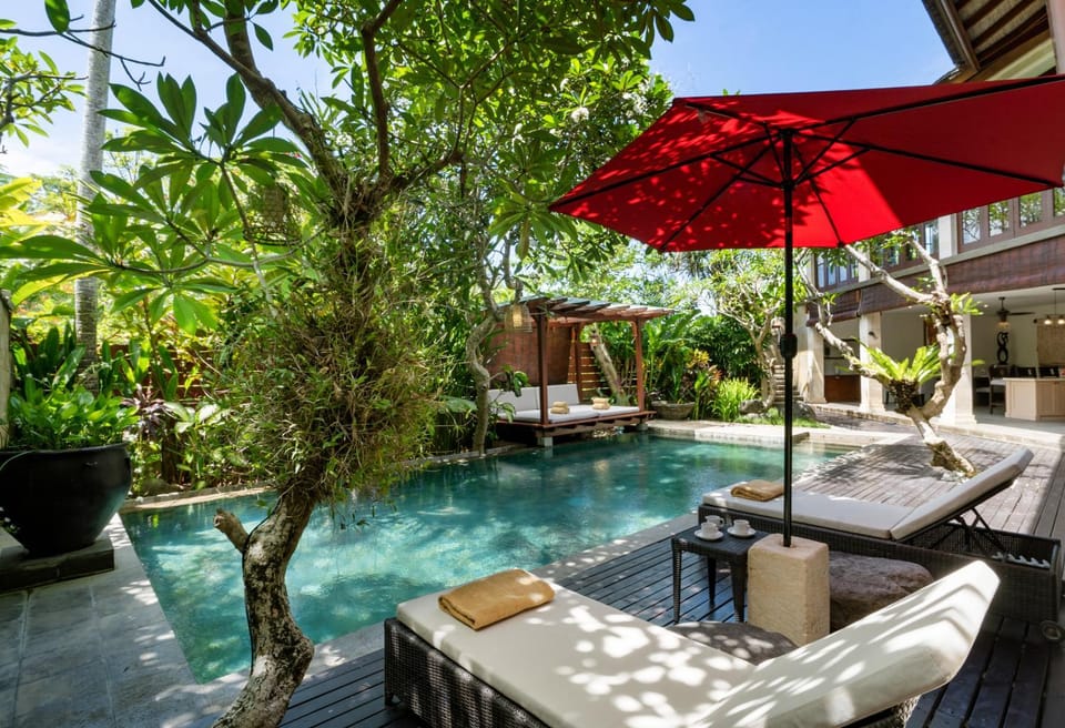 Property building, Patio, Day, Garden, Garden view, Pool view, Swimming pool, sunbed