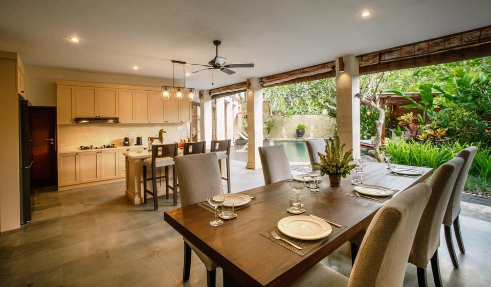 Kitchen or kitchenette, Living room, Seating area, Dining area, Breakfast, fireplace