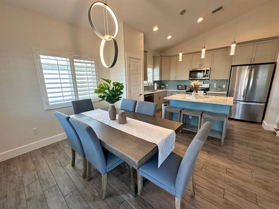 Kitchen or kitchenette, Seating area, Dining area