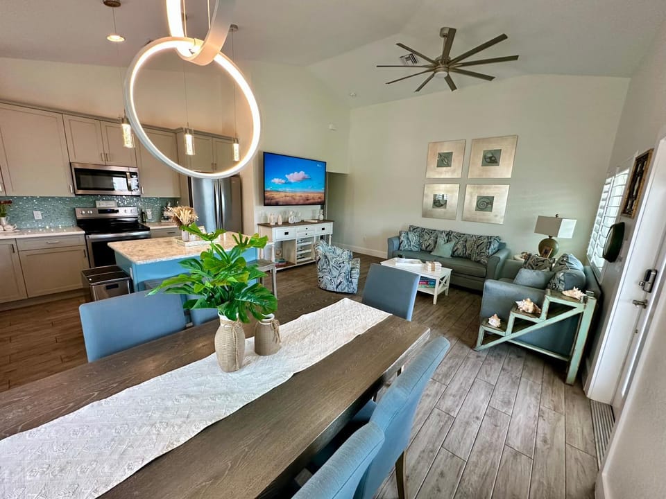 Seating area, Dining area, Evening entertainment, internet, pet friendly