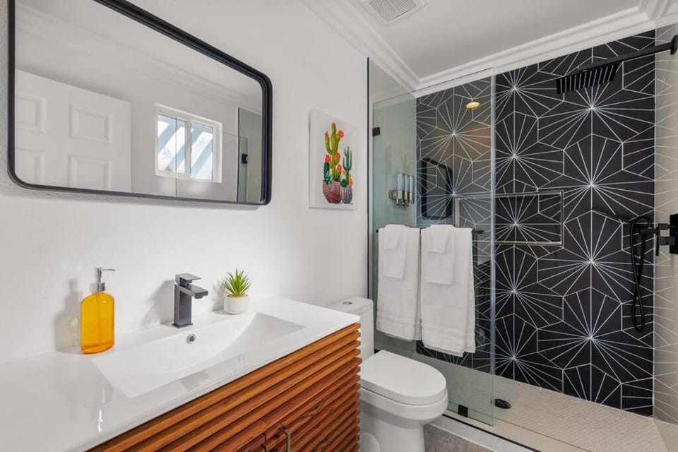 Shower, Toilet, Bathroom, towels