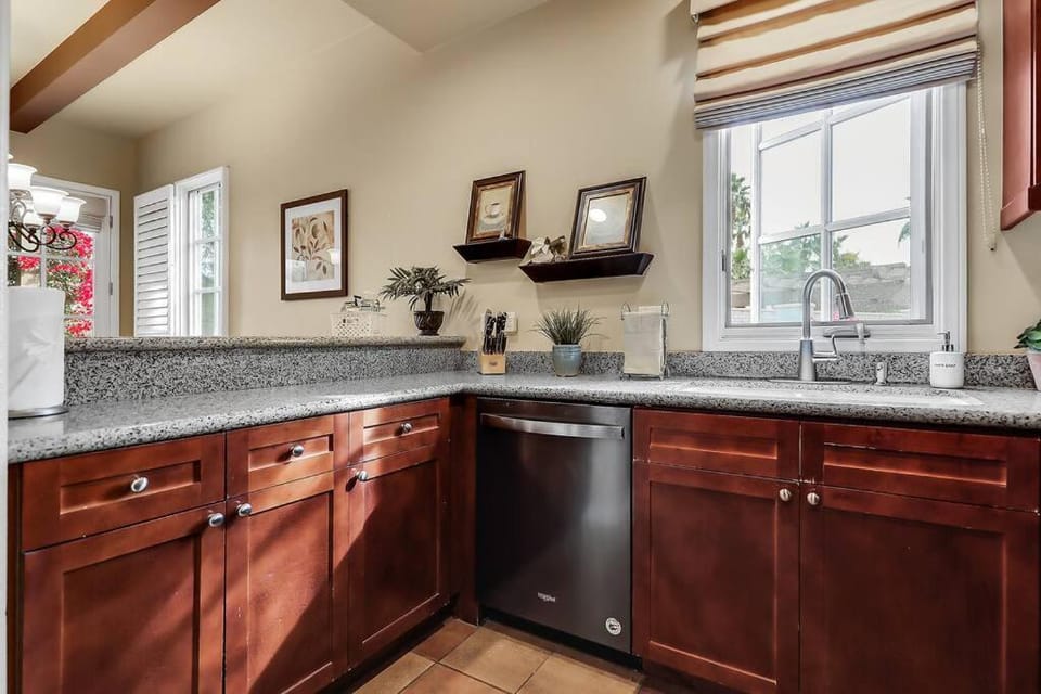Kitchen or kitchenette, dishwasher, stove