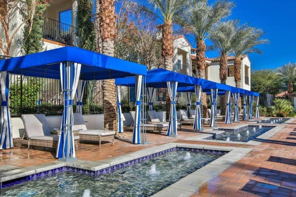 Pool view, Swimming pool, sunbed